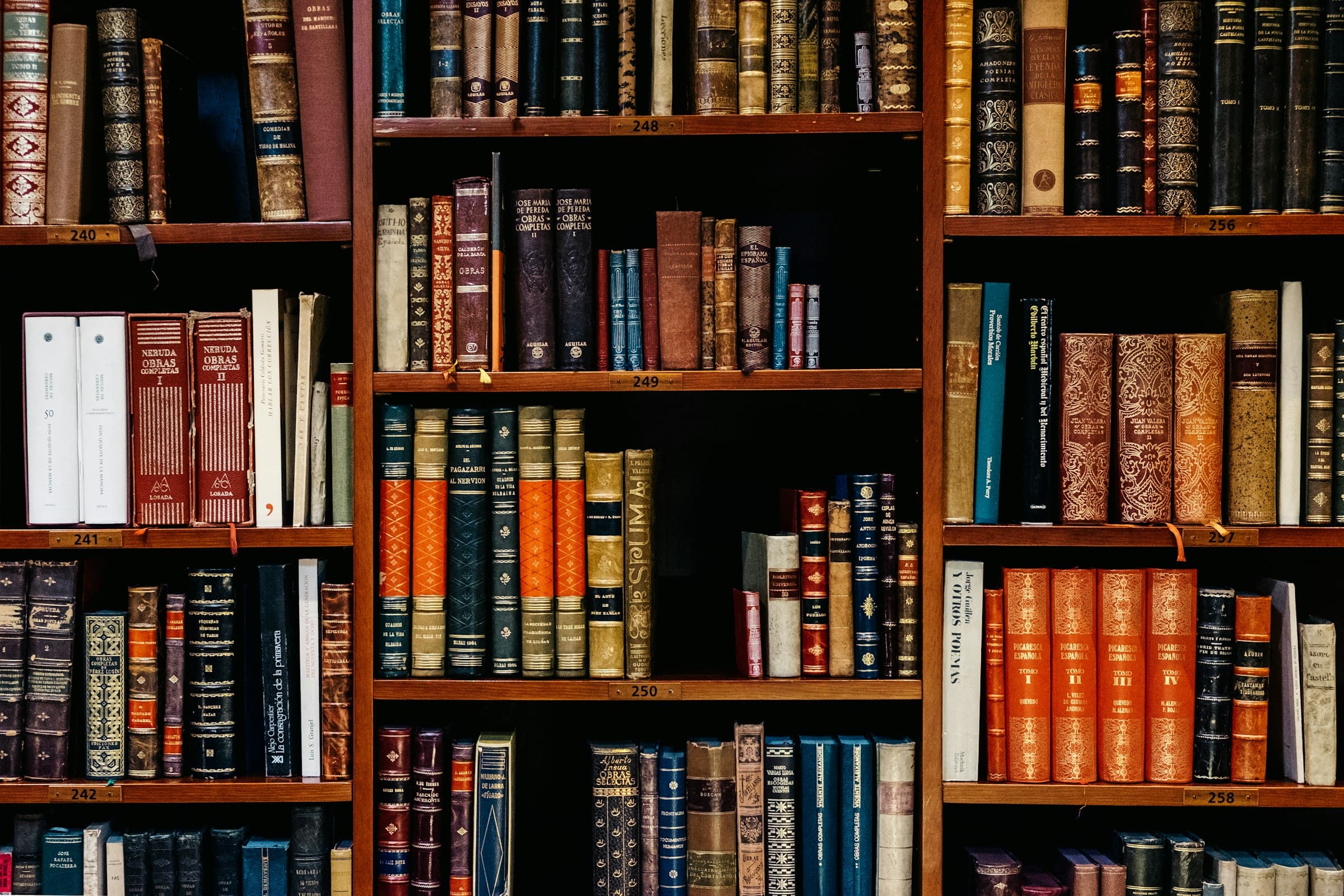 Boekenplanken vol vakboeken in een bibliotheek