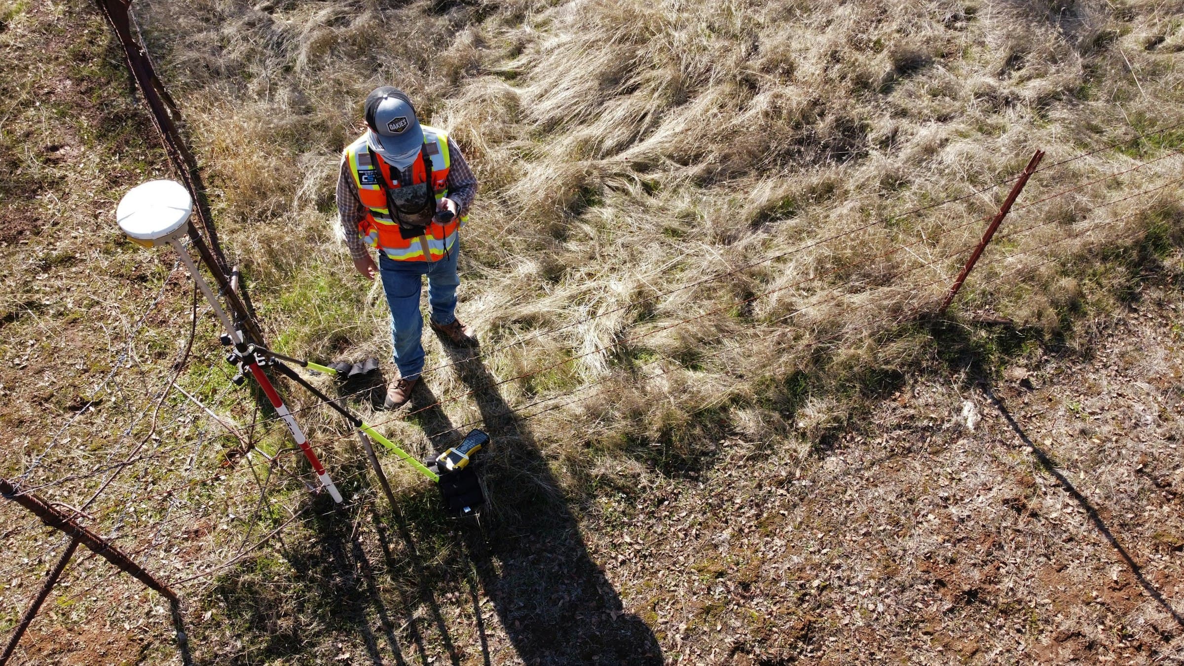Veldonderzoeker neemt monsters in een natuurgebied