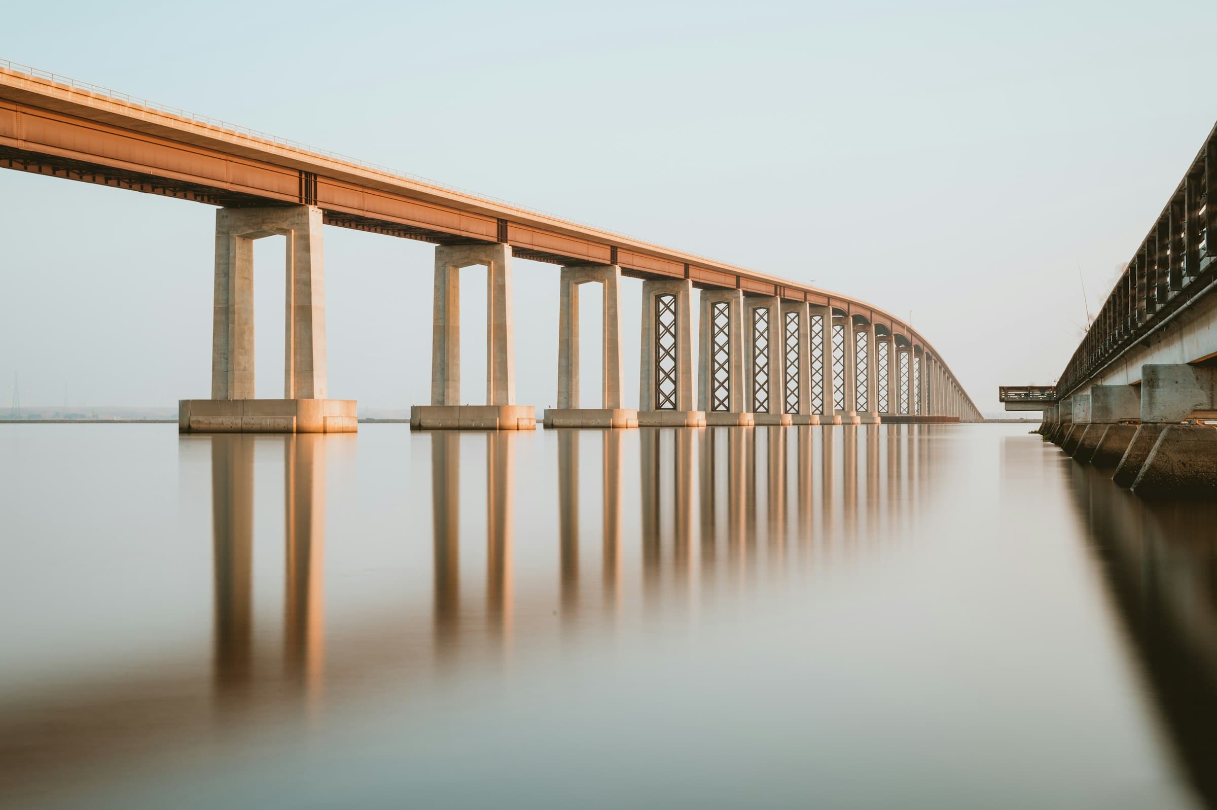 Brugconstructie op pijlers over open water